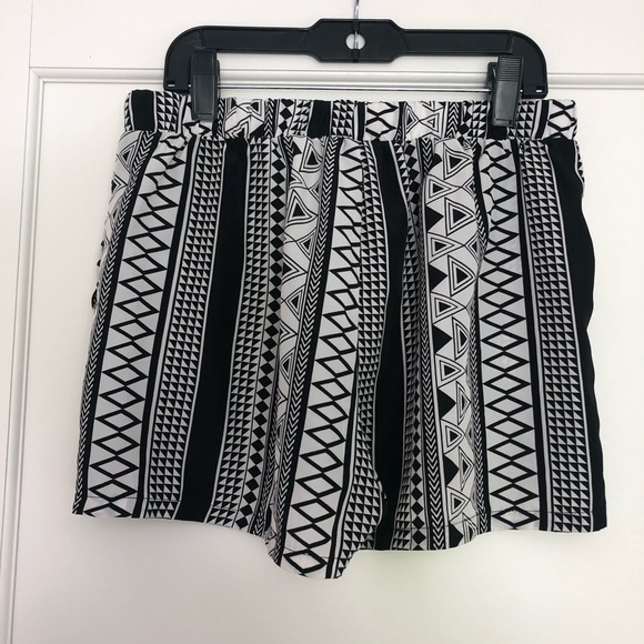 FLOWY SHORTS (Aztec Print) - Picture 3 of 3